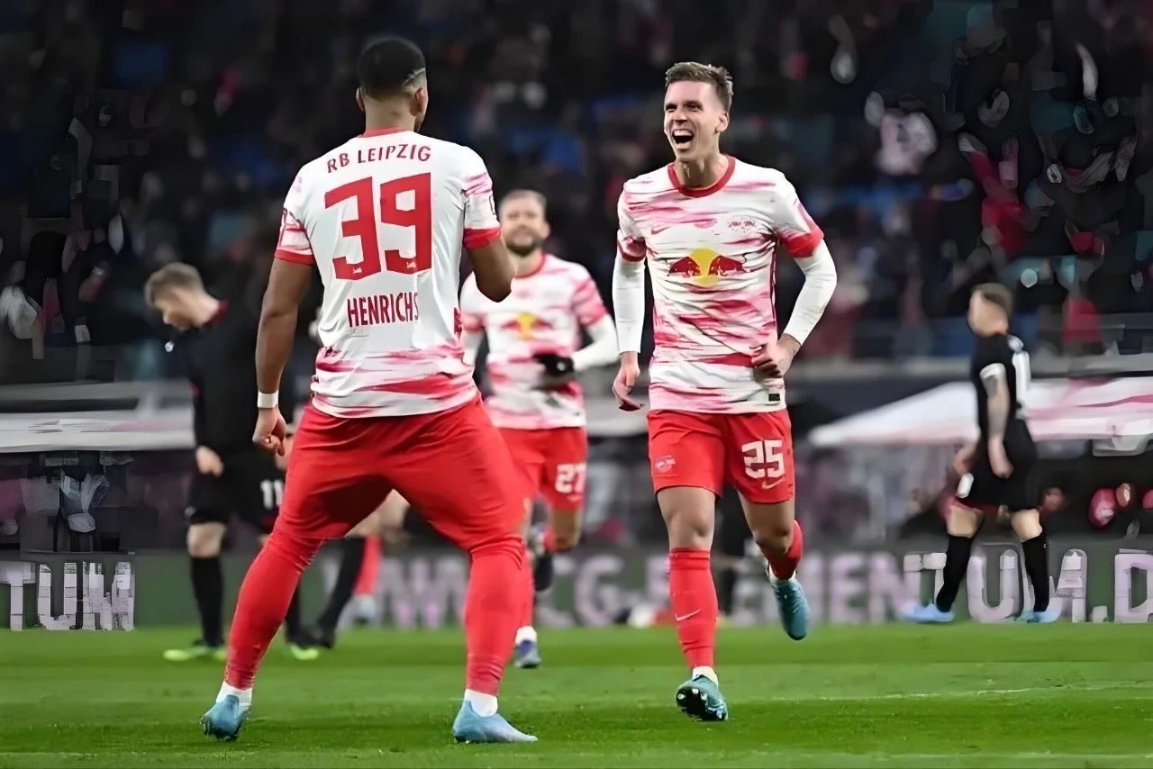 包含斯图加特遭遇主场尴尬失利，球队急需调整状态的词条