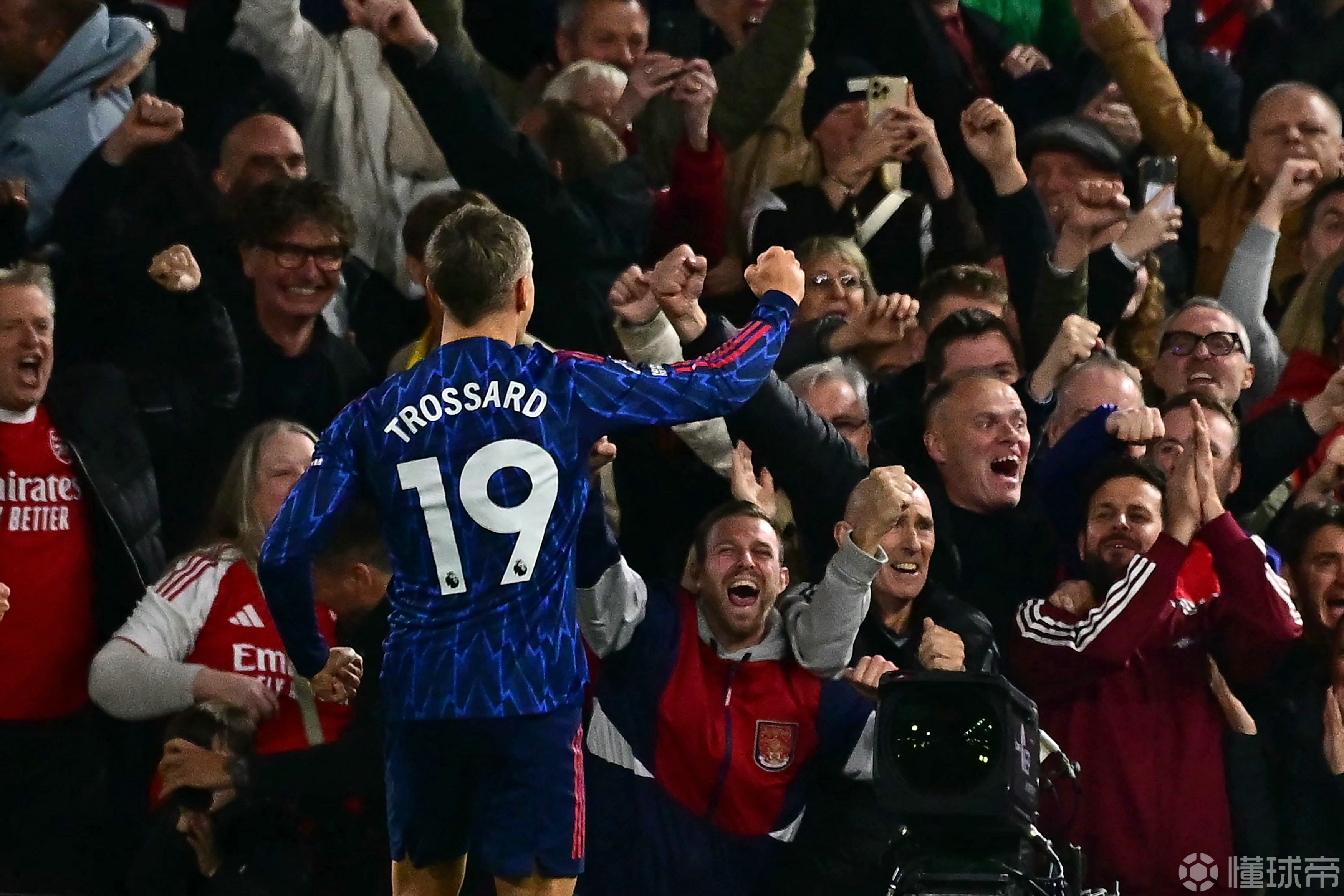 球队战术灵活：在比赛中灵活调整战术获得胜利