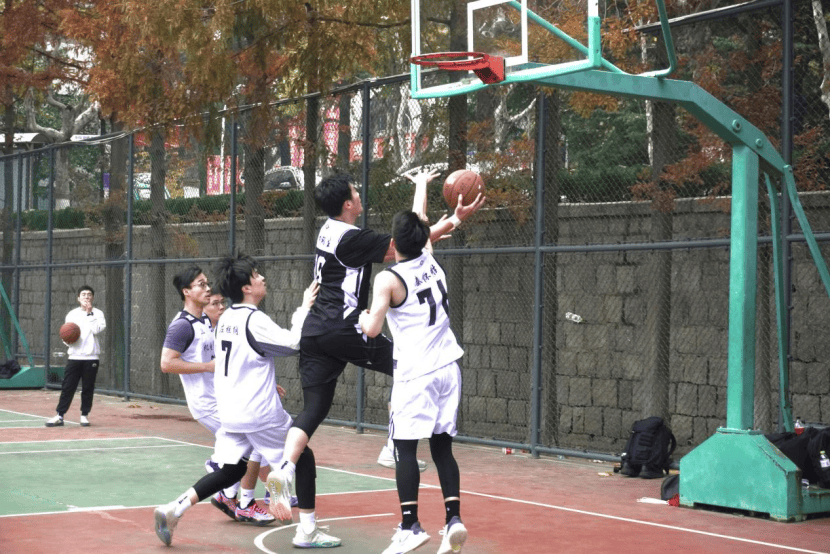 篮球赛事中出现了激动人心的时刻