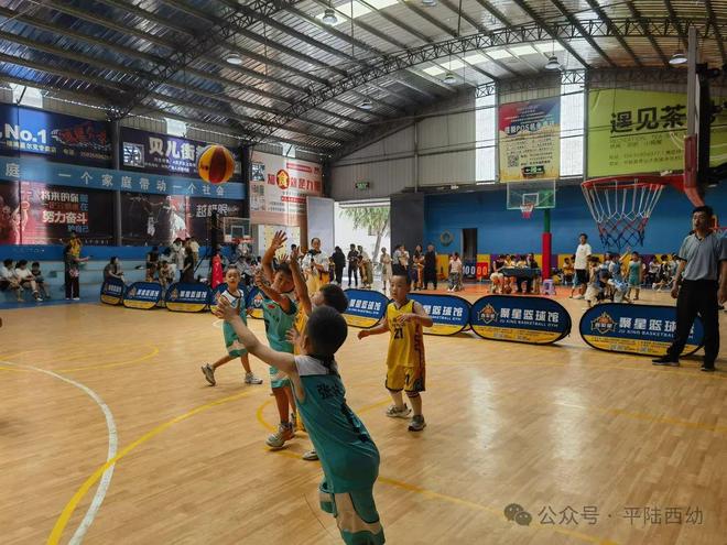 篮球赛事中出现了激动人心的时刻