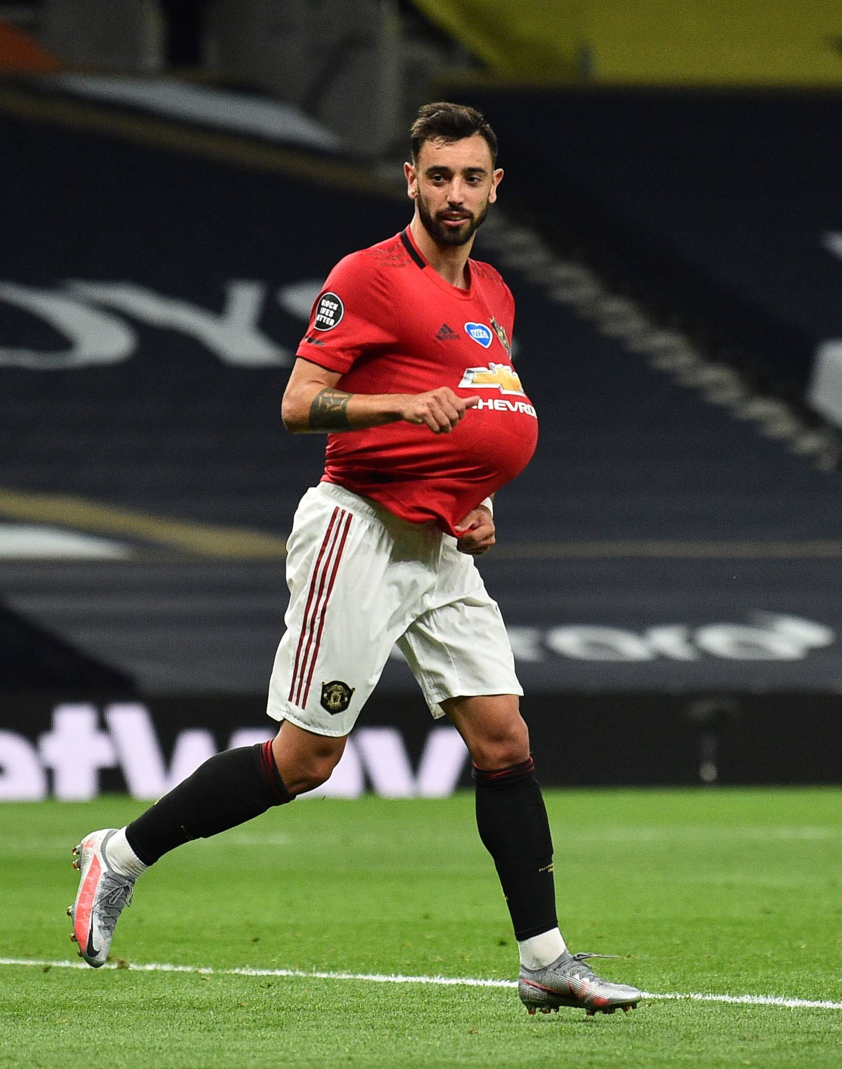 热刺主场大胜，保持前四位置不变