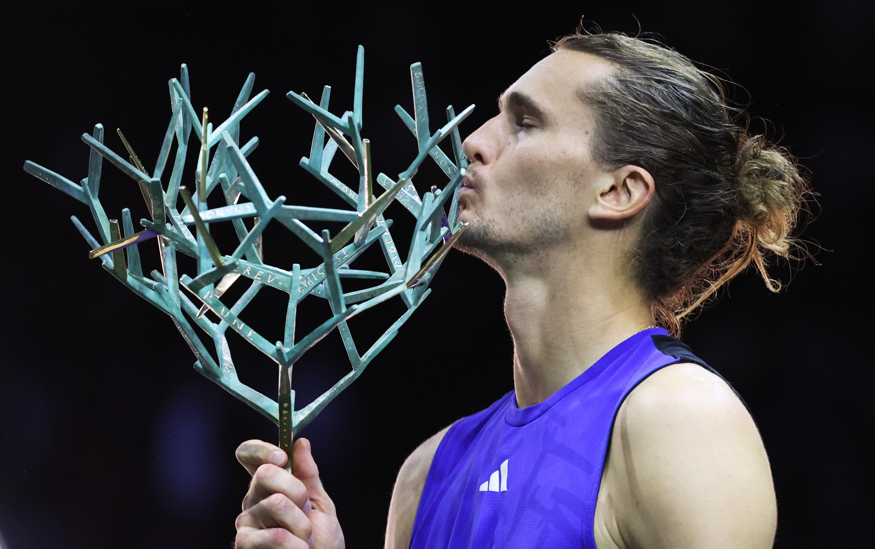 日本网球队险胜西班牙网球队，兹维列夫打破历史纪录的简单介绍