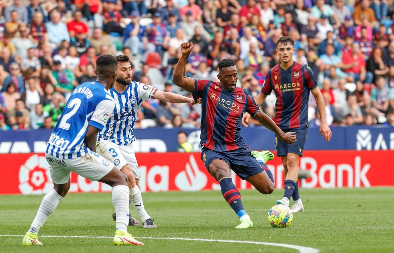 包含瓦伦西亚击败对手，西甲保级形势向好的词条