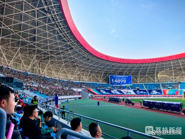 关于足球比赛现场人气爆棚，球迷热情高涨的信息