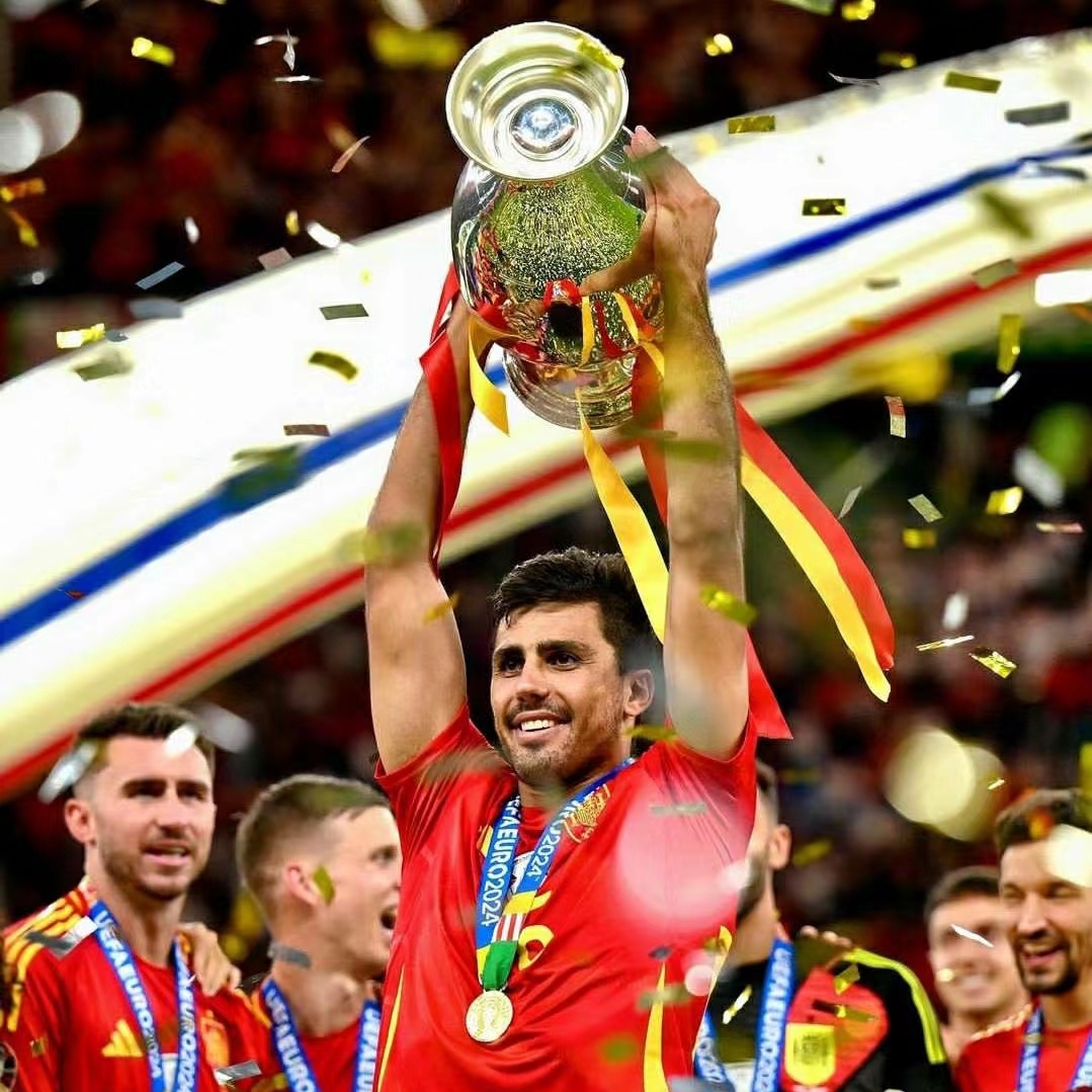 欧洲足球赛事激荡人心，球员斗志昂扬力争上游的简单介绍