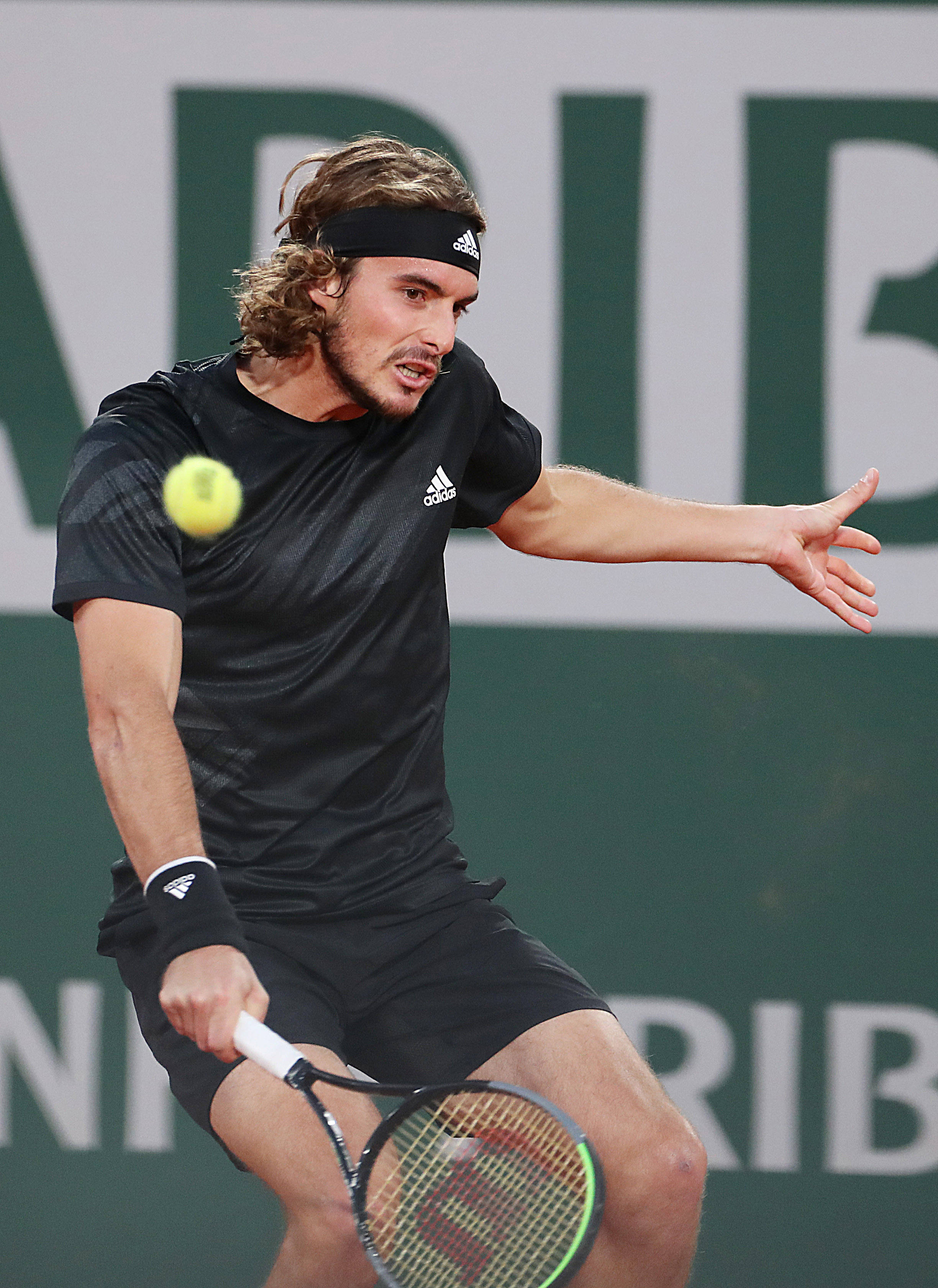 关于法国网球队绝杀意大利网球队，西西帕斯送出助攻的信息