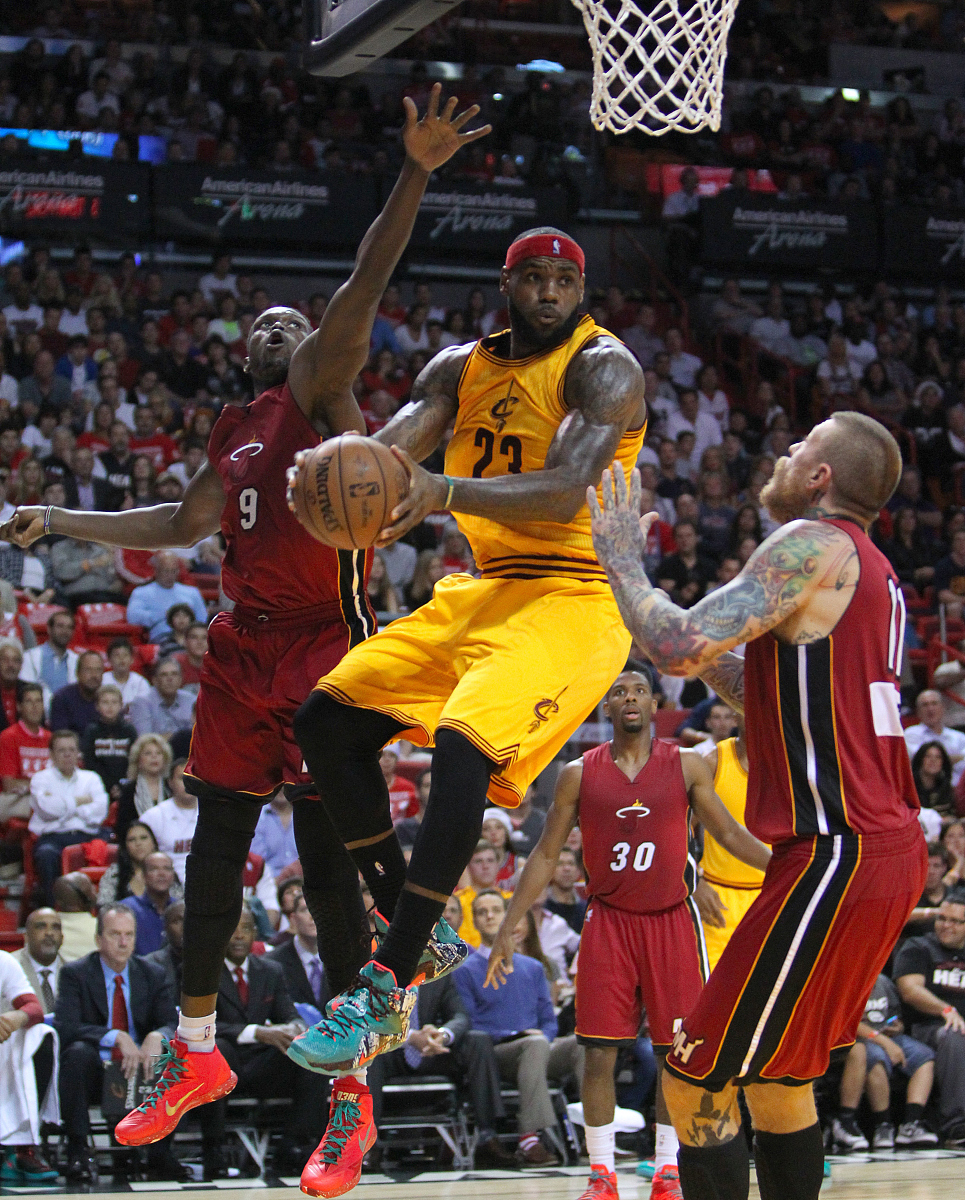 美国男篮险胜希腊男篮，詹姆斯完成帽子戏法的简单介绍