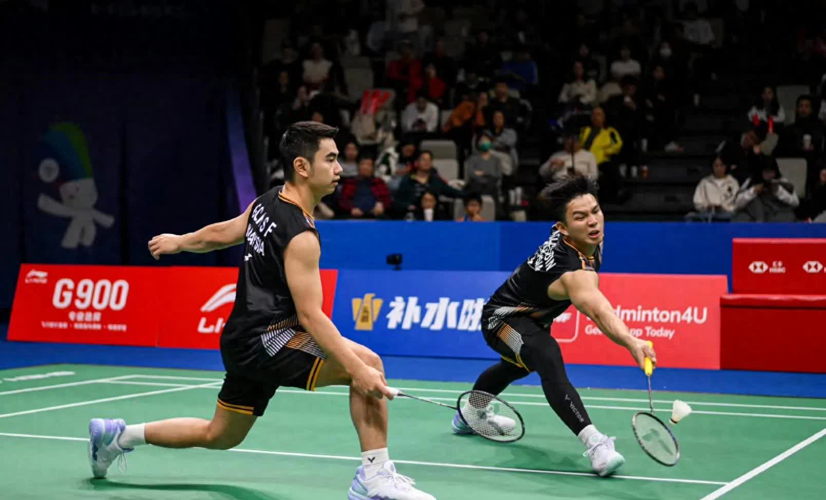 包含印度羽毛球队轻取丹麦羽毛球队，辛杜高光表现的词条