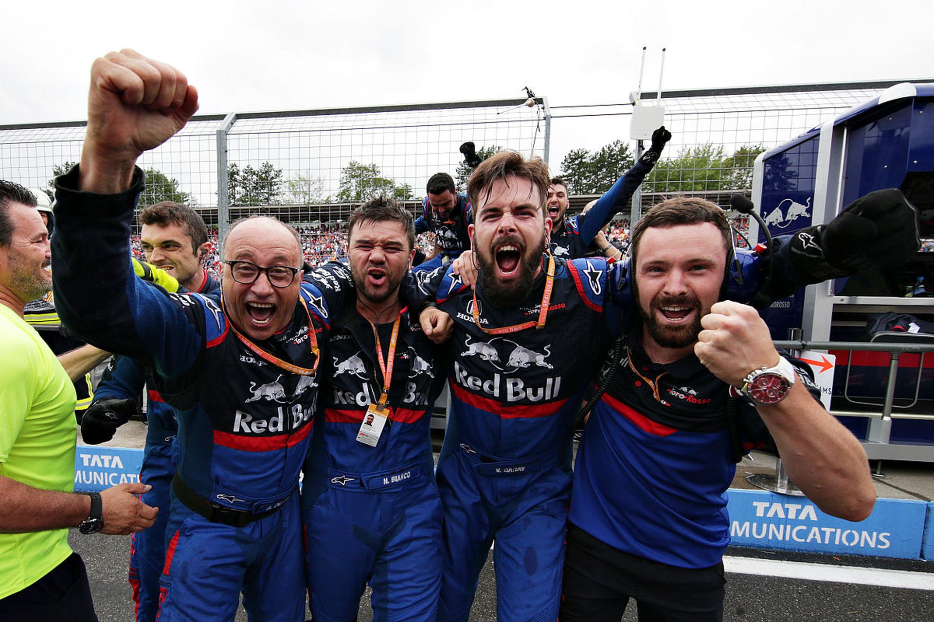 包含足球比赛现场:瞬间颠覆比分,战况悬念迭起的词条 包含足球比赛现场:瞬间颠覆比分,战况悬念迭起的词条